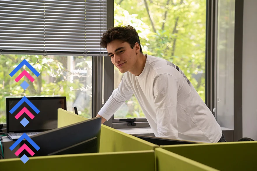 Alternant qui observe un de ses collègues
